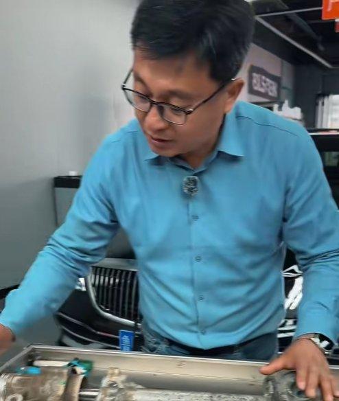 方向机拆解后展示内部结构