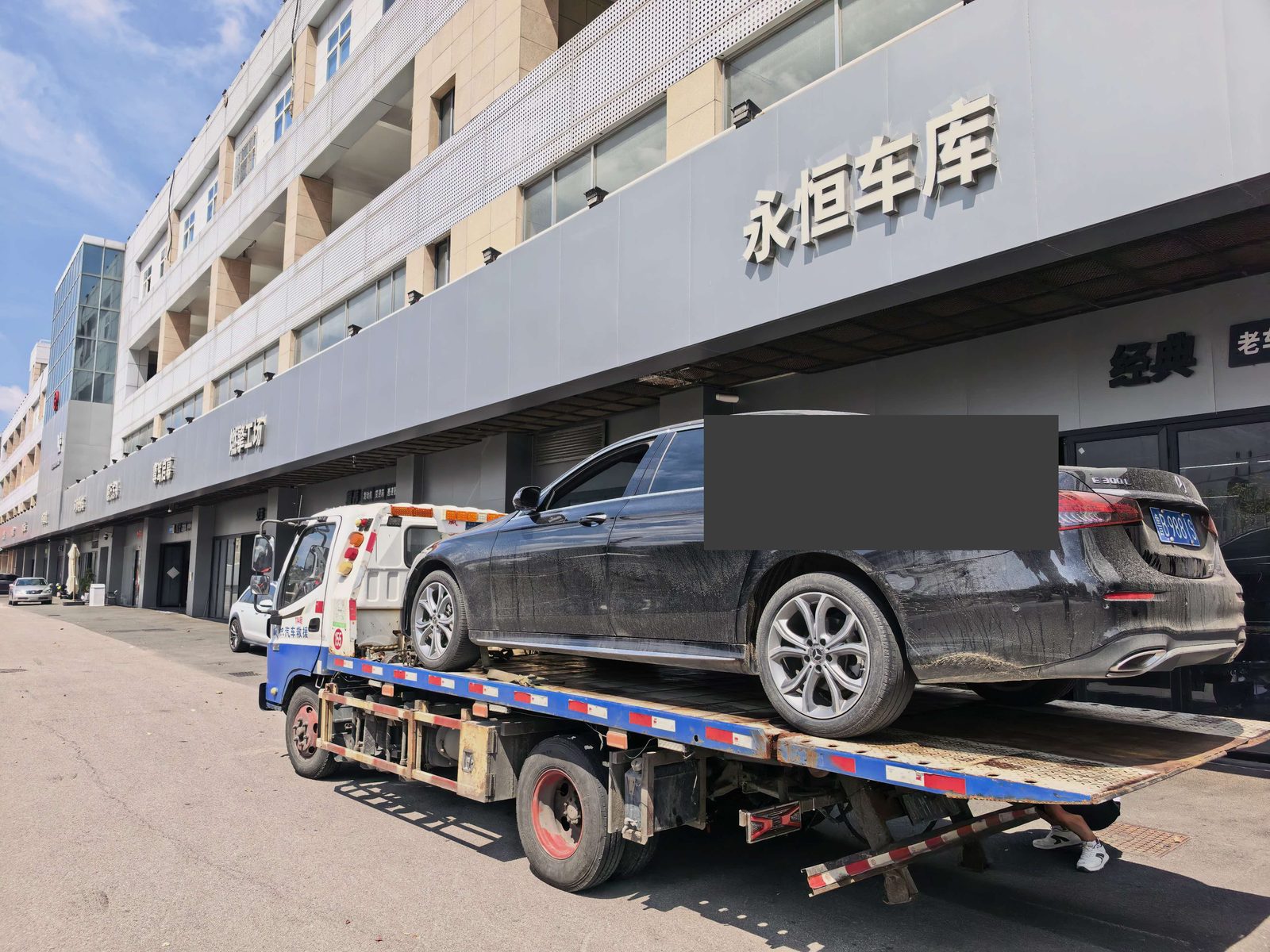 奔驰E级入厂检查（车牌已合规遮挡）