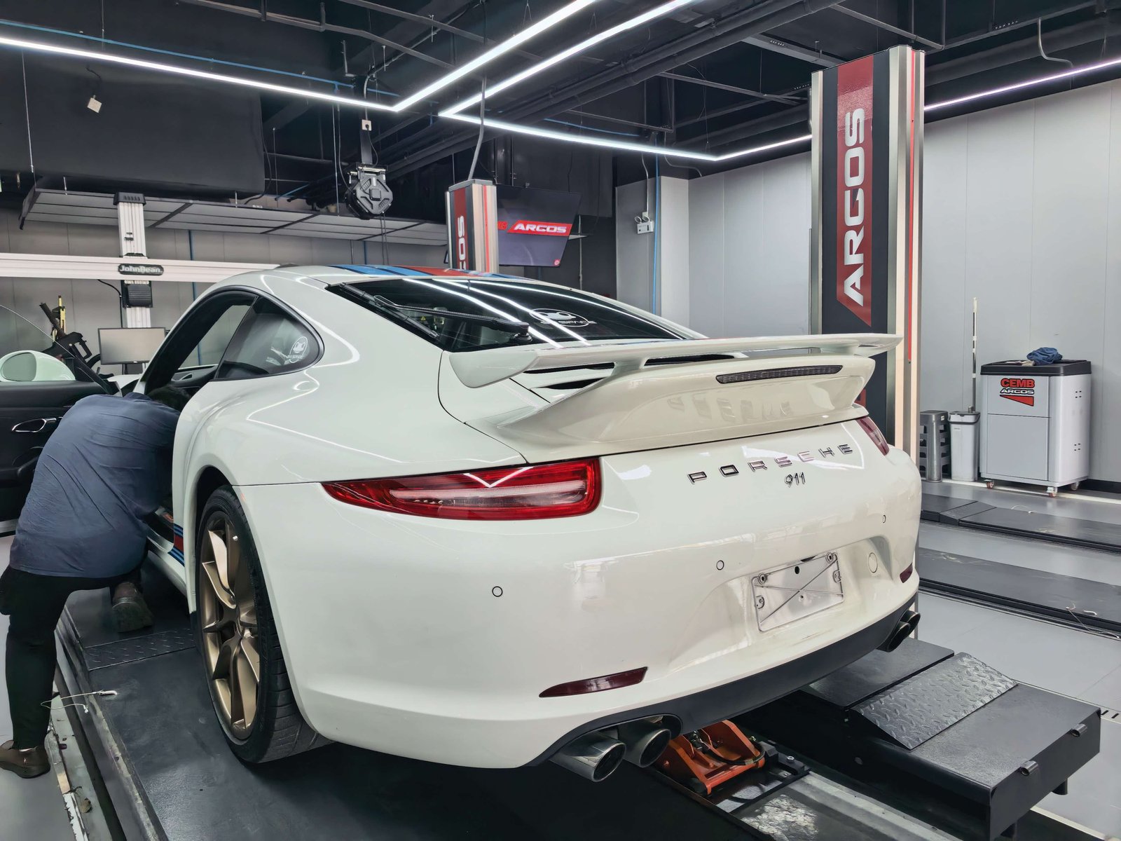 保时捷911后部
