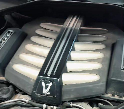 劳斯莱斯V12发动机舱特写