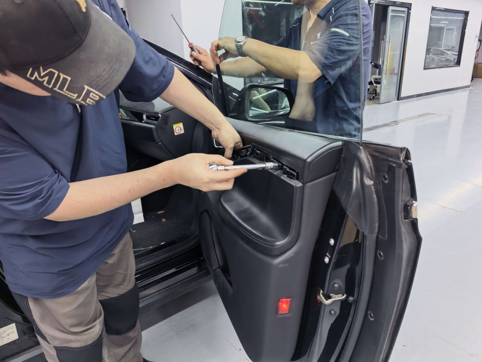 Model Y车门拆解检查风噪来源